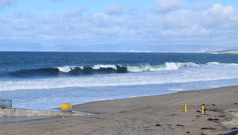 El Niño storms leave their impact upon Redondo Beach on Thursday (Photo by South Bay Events).