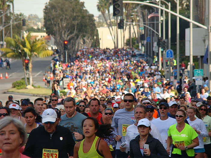 A pack of joggers race north along Catalina Avenue during 36th Redondo Beach Super Bowl 10k/5k in 2014 (Photo by South Bay Events).